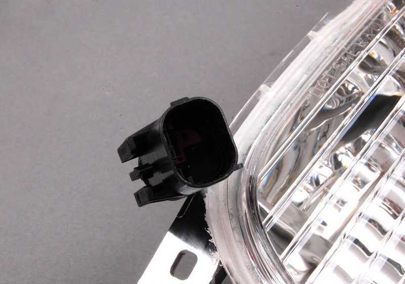 Piloto traseiro direito OEM 63217841122 para BMW E63 e E64. Compatível com todos os modelos da série 6 E63 (cupê) e E64 (CABrio). Peça original da BMW.