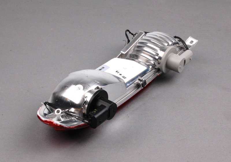 Piloto traseiro direito OEM 63217841122 para BMW E63 e E64. Compatível com todos os modelos da série 6 E63 (cupê) e E64 (CABrio). Peça original da BMW.