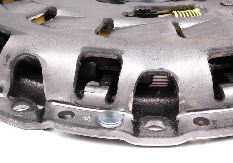 Kit de embreagem completa 21217837984 para BMW Z4 E85 e E86 (Modelos Z4 M 3.2) com mudança de motor e manual S54. Válido para veículos feitos entre 2006 e 2008. BMW original.