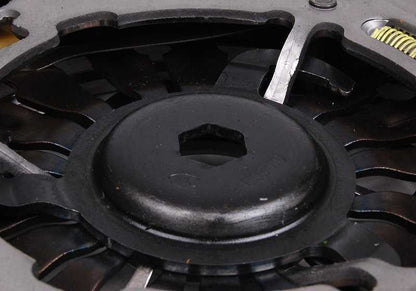 Kit de embreagem completa 21217837984 para BMW Z4 E85 e E86 (Modelos Z4 M 3.2) com mudança de motor e manual S54. Válido para veículos feitos entre 2006 e 2008. BMW original.