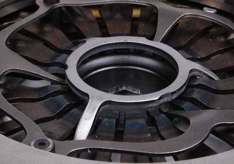 Kit de embreagem completa 21217837984 para BMW Z4 E85 e E86 (Modelos Z4 M 3.2) com mudança de motor e manual S54. Válido para veículos feitos entre 2006 e 2008. BMW original.