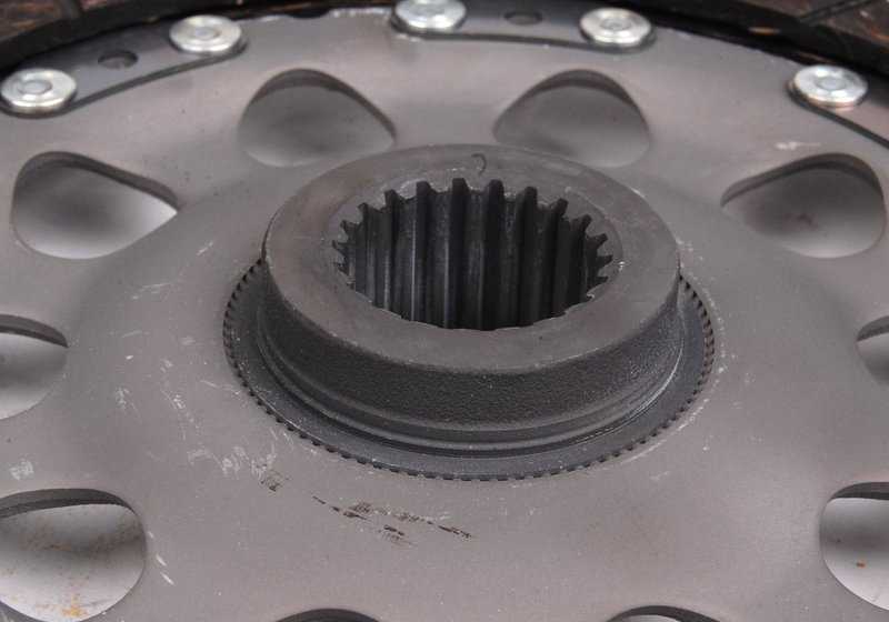 Kit de embreagem completa 21217837984 para BMW Z4 E85 e E86 (Modelos Z4 M 3.2) com mudança de motor e manual S54. Válido para veículos feitos entre 2006 e 2008. BMW original.