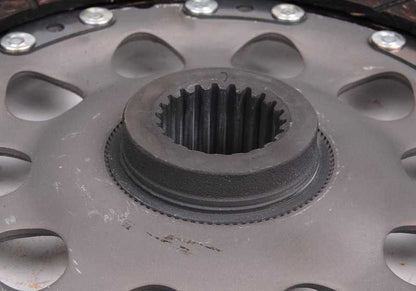 Kit de embreagem completa 21217837984 para BMW Z4 E85 e E86 (Modelos Z4 M 3.2) com mudança de motor e manual S54. Válido para veículos feitos entre 2006 e 2008. BMW original.