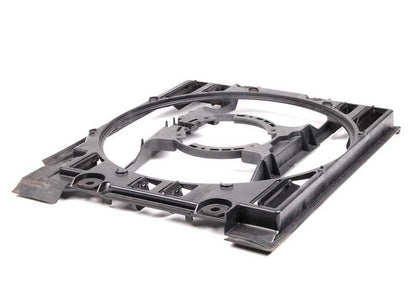 Marco de sujeción del radiador OEM 64546913887 para BMW E39 520i (M52) con cambio manual o automático. Original BMW.
