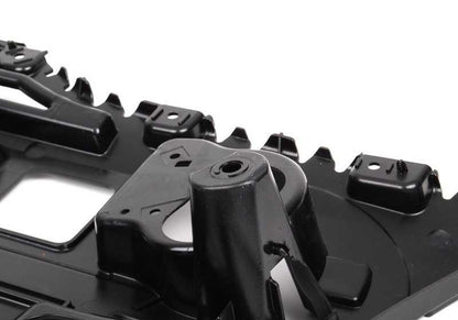 Guía lateral izquierda del parachoques OEM 51127202667 para BMW E90, E90N. Pieza original BMW.