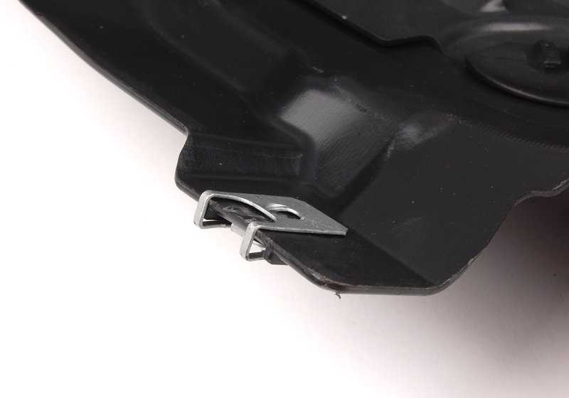 Cubierta paso de rueda inferior izquierda OEM 51118045961 para BMW E82 118d, 120d, 120i. Compatible con versiones manuales y automáticas. Original BMW.