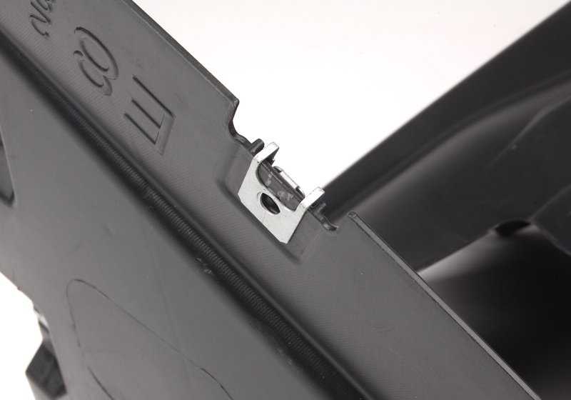 Cubierta paso de rueda inferior izquierda OEM 51118045961 para BMW E82 118d, 120d, 120i. Compatible con versiones manuales y automáticas. Original BMW.