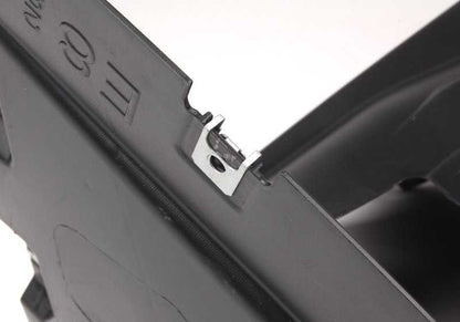 Cubierta paso de rueda inferior izquierda OEM 51118045961 para BMW E82 118d, 120d, 120i. Compatible con versiones manuales y automáticas. Original BMW.