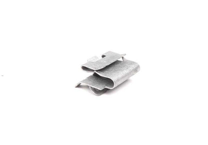 Clip de fijación OEM 51328239496 para BMW X5 E53 (todos los modelos: 3.0d, 3.0i, manual y automático). Original BMW. Ideal para molduras y embellecedores de puertas delanteras y traseras.