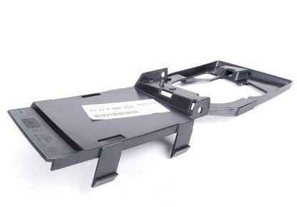 Soporte izquierdo para faro antiniebla OEM 51117906497 para BMW E90 {320i VA05, VA06, VA07, VA08, VA09, VA71, VA72, VA74, VA76, VA77}. Pieza original BMW.