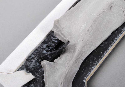 Embellecedor columna trasera izquierda OEM 51438160253 para BMW E31 (Serie 8). Color gris plata claro. Original BMW.