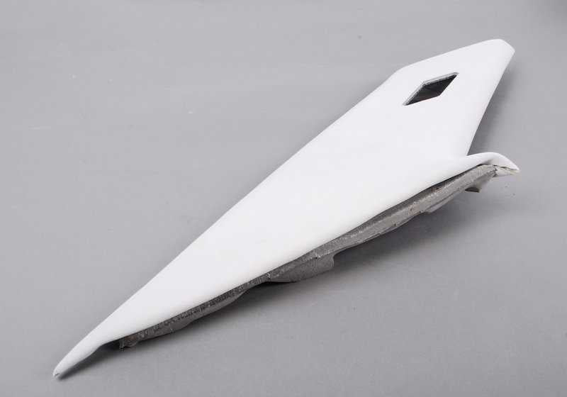 Embellecedor columna trasera izquierda OEM 51438160253 para BMW E31 (Serie 8). Color gris plata claro. Original BMW.