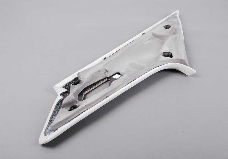 Embellecedor columna trasera izquierda OEM 51438160253 para BMW E31 (Serie 8). Color gris plata claro. Original BMW.