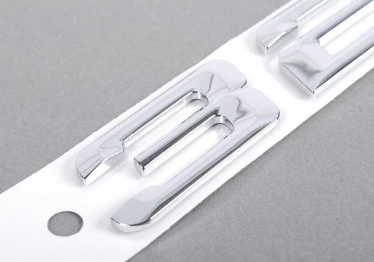 OM 51147032915 Emblema adesivo per BMW E46 325i XDRive {EP31, EP41, EU31, EU41, AR71, AS31}. BMW originale.