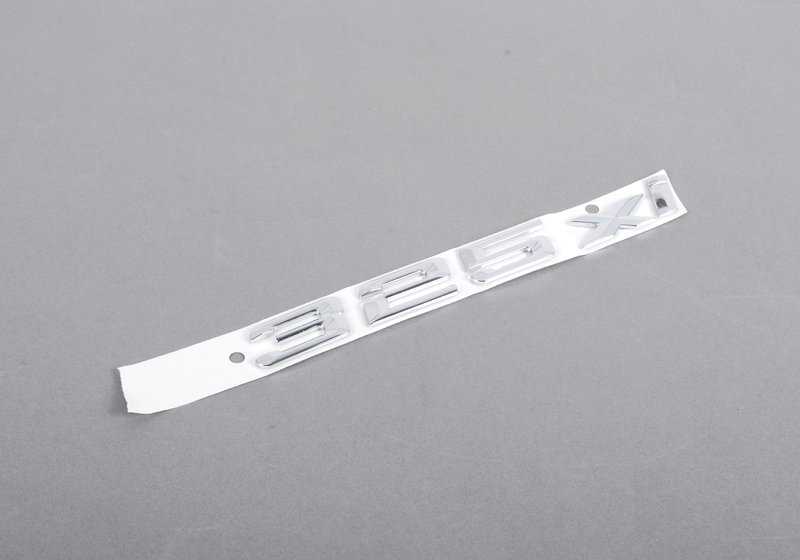 OM 51147032915 Emblema adesivo per BMW E46 325i XDRive {EP31, EP41, EU31, EU41, AR71, AS31}. BMW originale.