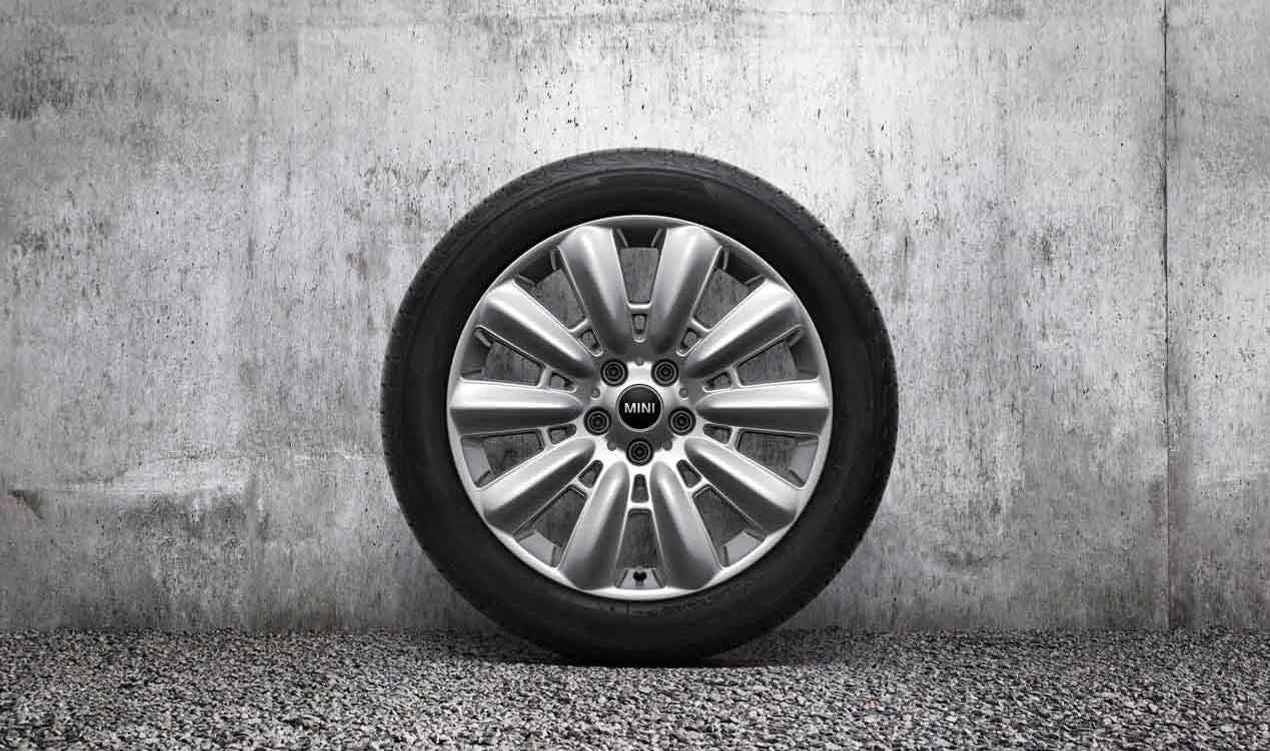 Cerchio in lega leggera 18" 7.5J ET51 Brightsilver OEM 36116856033 per MINI Countryman F60 (2015-2020), Countryman F60 LCI (2019-2024)... e altro ancora. MINI originale.
