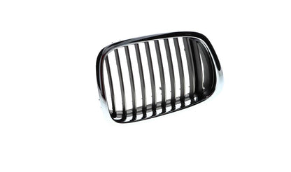 Rejilla decorativa derecha cromada OEM 51132497262 para BMW E39 535i y 540i (1996-2003). Compatible con versiones manuales y automáticas. Original BMW.