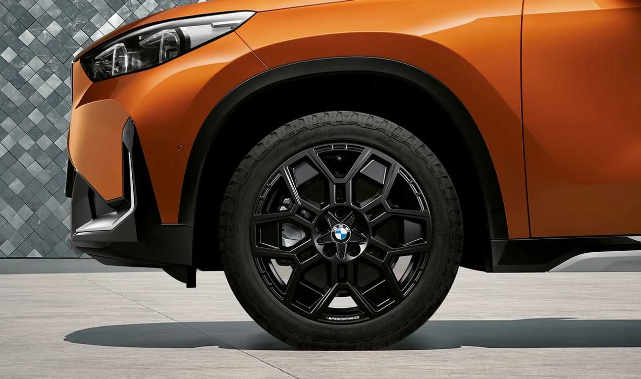 Juego de llantas y neumáticos de invierno M Performance diseño estrella 880 OEM 10026667B para BMW X1 U11 y X2 U10. No compatible con ciertos modelos con frenos M. Original BMW.