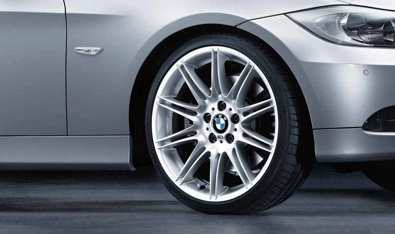 OEM LELOO TIME 36117847083 M Rádio duplo 225 para BMW E84. Design original em prata decorativa, medida 8x19 ET30. Compatível com sensores RDC. BMW original.