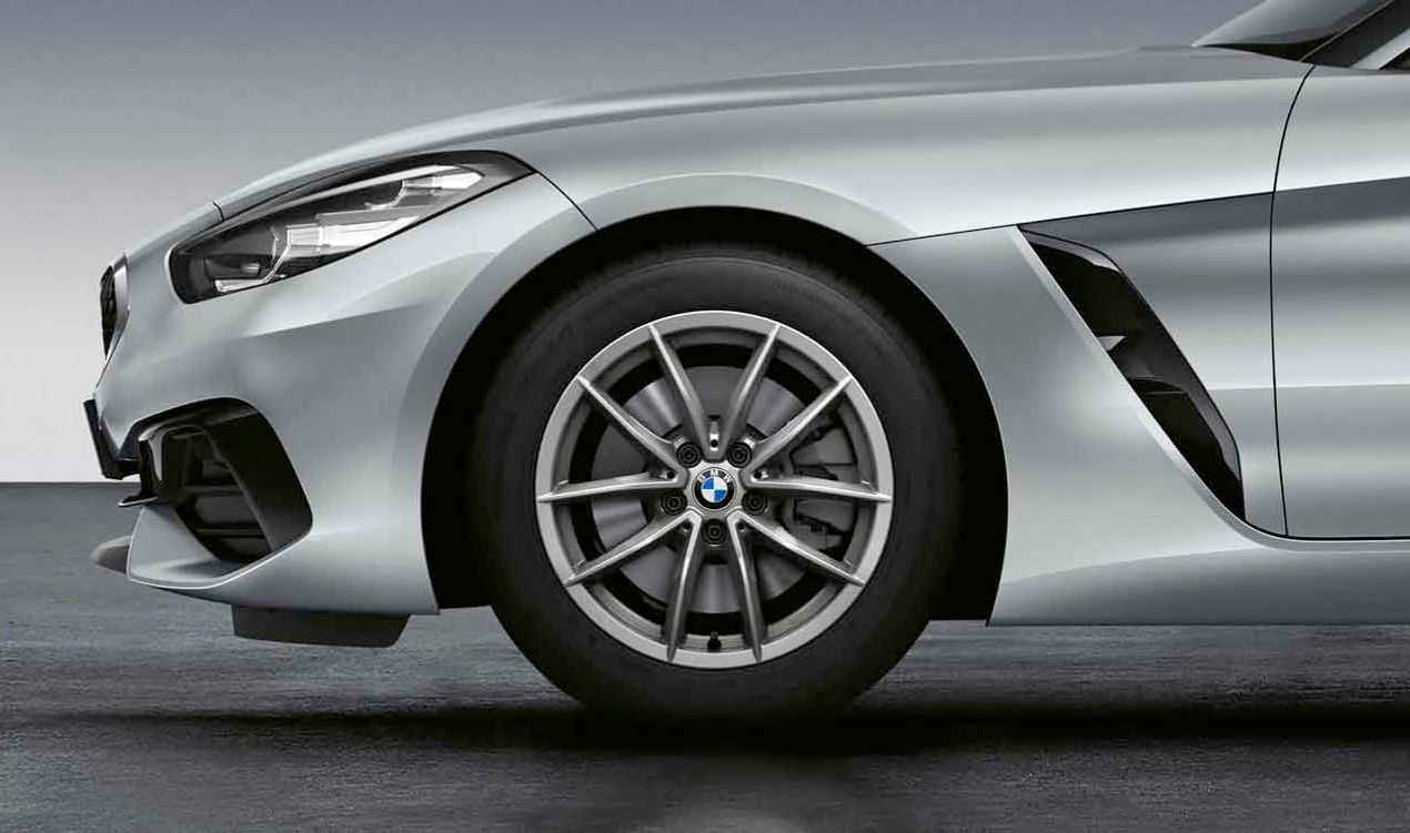 Juego de llantas de invierno V-Speiche 768 OEM 10026430B para BMW Z4 G29. Llantas de aleación 17" en color Ferric Grey con neumáticos Bridgestone Blizzak LM-001 Runflat. Apta para nieve en el eje trasero. Original BMW.