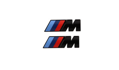 Logos laterales M negro brillo OEM 51145A4B372 para BMW F40 (116d, 116i, 118d, 118i) desde 07/2019 hasta 06/2024. Perfecto para personalizar tu coche con estilo deportivo. Original BMW.
