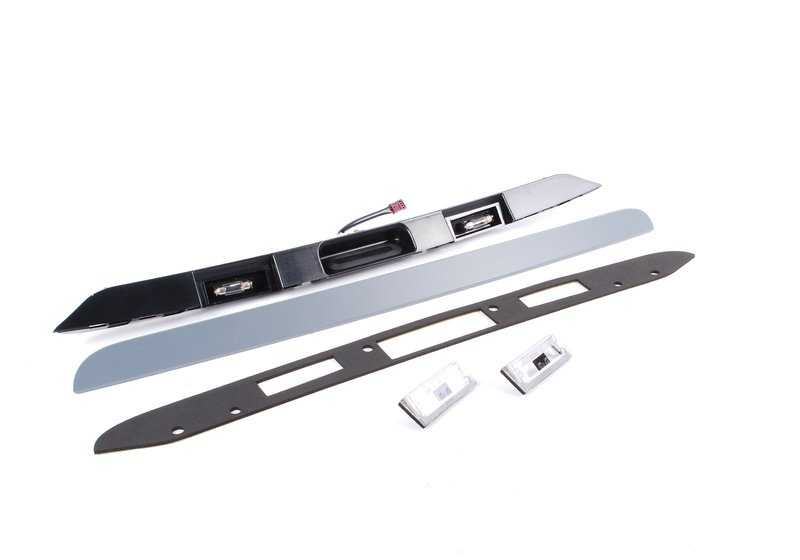 Manilla portón trasero con botón OEM 51138185790 para BMW E39. Original BMW.