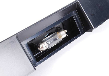 Manilla portón trasero con botón OEM 51138185790 para BMW E39. Original BMW.