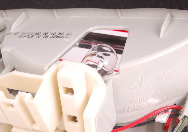 Piloto trasero izquierdo portón OEM 63217289427 para BMW E90. Original BMW.