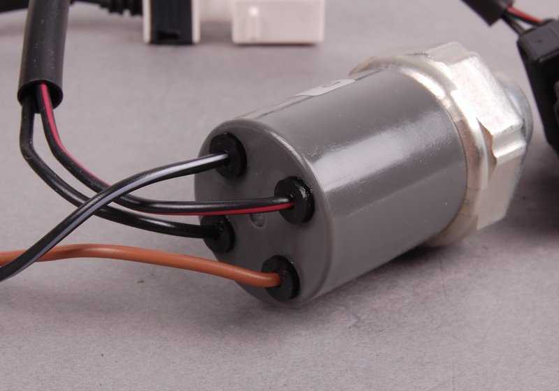Interruptor de presión de seguridad del aire acondicionado OEM 64531390070 para BMW E30, E34, E32. Original BMW.