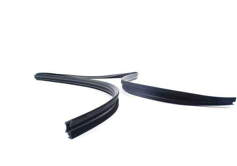 Guía de ventana de una pieza derecha para BMW Serie 3 E30 (OEM 51341906808). Original BMW