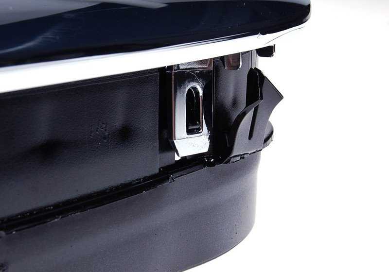Chrom linker Ornament Grid 51138208685 für BMW 3 E46 -Serie (03/1998 - 08/2006). Original BMW.