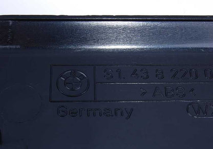 Moldura lateral delantera derecha OEM 51438227952 para BMW E46. Original BMW.
