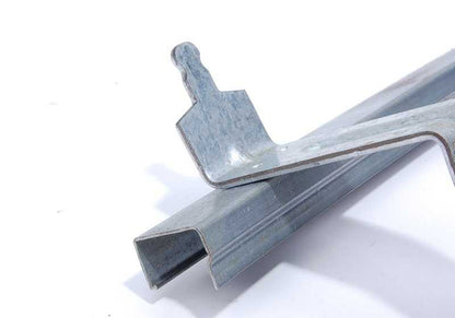 Guía de ventana delantera derecha OEM 51321945508 para BMW Serie 3 E30 (todos los modelos compatibles). Original BMW.