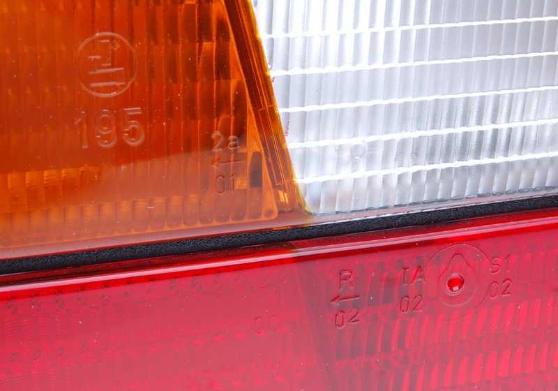 Piloto trasero izquierdo con luz antiniebla OEM 63211393421 para BMW E36. Original BMW.