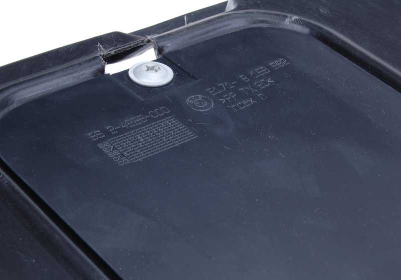 Schutz des vorderen Motorraums für die BMW 5 E39 -Serie (OEM 51718159981). Original BMW.
