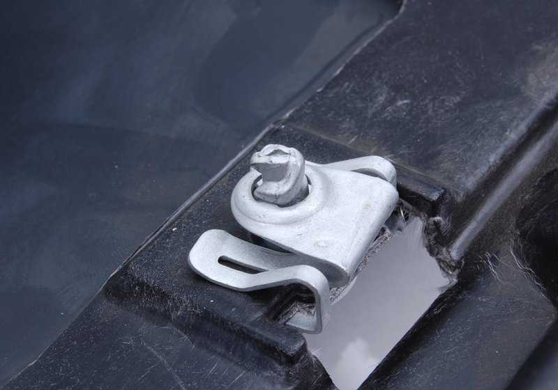 Schutz des vorderen Motorraums für die BMW 5 E39 -Serie (OEM 51718159981). Original BMW.