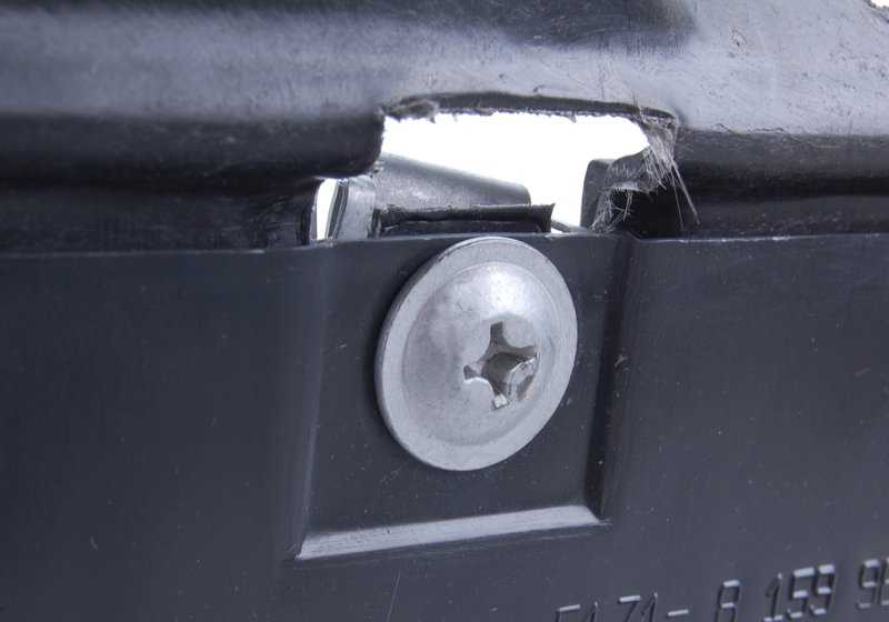 Schutz des vorderen Motorraums für die BMW 5 E39 -Serie (OEM 51718159981). Original BMW.