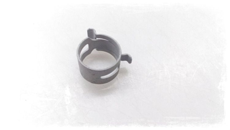 Abrazadera de sujeción OEM 32106765081 para BMW E81, E87, E90, E92, E93, X1 E84... y más. Original BMW.