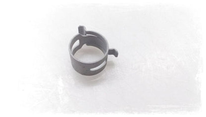 Abrazadera de sujeción OEM 32106765081 para BMW E81, E87, E90, E92, E93, X1 E84... y más. Original BMW.