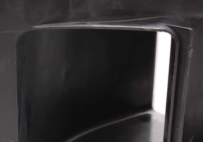 Protector lateral derecho del motor OEM 51718218346 para BMW E39. Pieza original BMW.