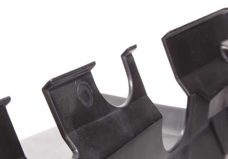 Protector lateral derecho del motor OEM 51718218346 para BMW E39. Pieza original BMW.