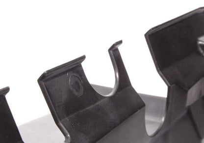 Protector lateral derecho del motor OEM 51718218346 para BMW E39. Pieza original BMW.