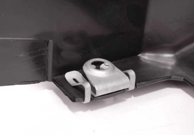 Protector lateral derecho del motor OEM 51718218346 para BMW E39. Pieza original BMW.