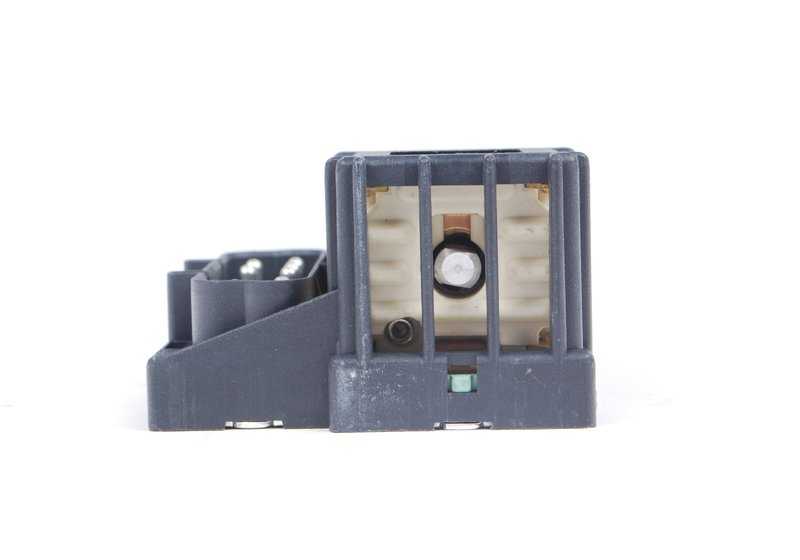 OEM light switch 61318353508 for BMW E36 (316i, 318TDS) and Z3. Compatible with manual and automatic versions. Original BMW spare.