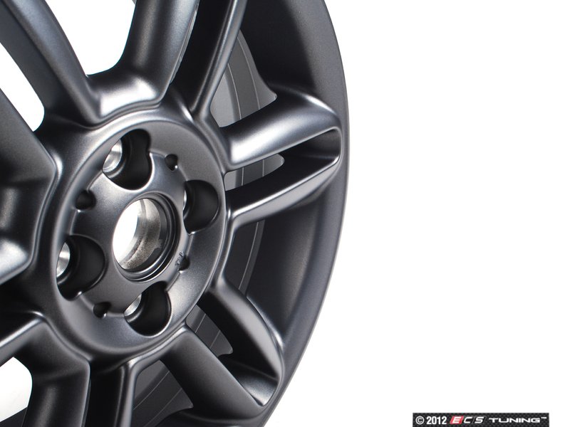 Cerchio in lega leggera nera 6.5Jx16 ET48 OEM 36116793404 per MINI R56, R55 Clubman, R57 Cabrio, R58 Coupé, R59 Roadster... e altro ancora. MINI originale.