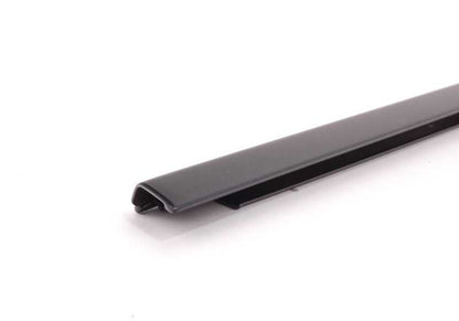 Moldura exterior delantera izquierda OEM 51218201469 para BMW E38. Color negro. Original BMW.