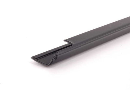Moldura exterior delantera izquierda OEM 51218201469 para BMW E38. Color negro. Original BMW.