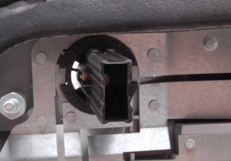 Piloto trasero izquierdo con intermitente blanco OEM 63219403099 para BMW Serie 3 E36 320i, 323i... y más. Original BMW.