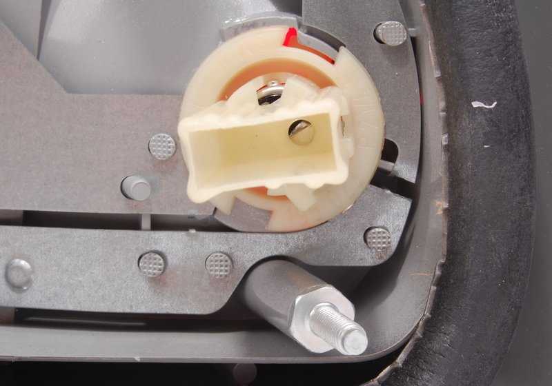 Piloto trasero izquierdo con intermitente blanco OEM 63219403099 para BMW Serie 3 E36 320i, 323i... y más. Original BMW.