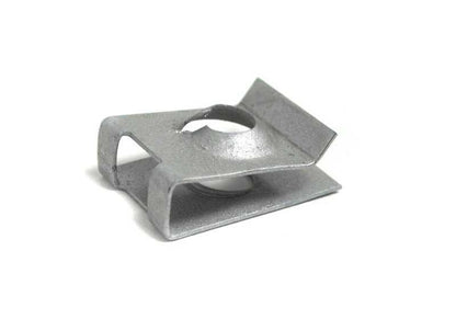 Porca de clipe de metal OEM 0712990166 para BMW E53, E52. Peça original da BMW ideal para fixações de interiores ou componentes plásticos. Compatibilidade garantida com os modelos X5 e Z8. BMW original.